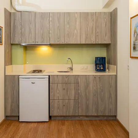 Ippocrates & Restaurant Hotel Akharavi